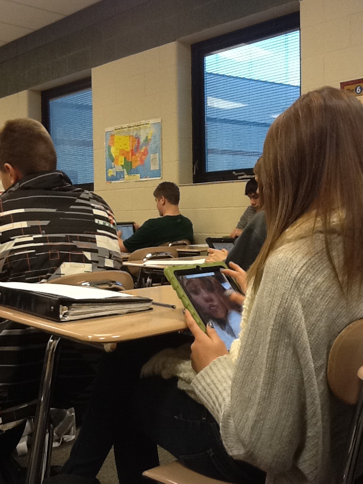 penguin-butts:  this girl was looking at her selfies in class today 