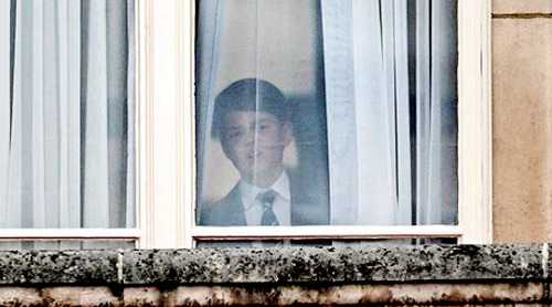 theroyalsandi:Prince George, Princess Charlotte and Prince Louis spotted peeking out from the Buckin