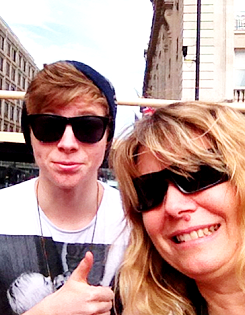 fivesource:  luke + selfies with his mum 