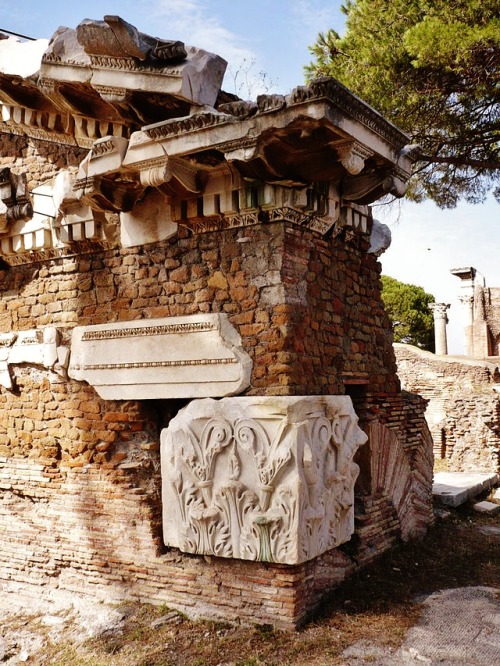 last-of-the-romans:Temple of Augustus and Roma. Ostia Antica.