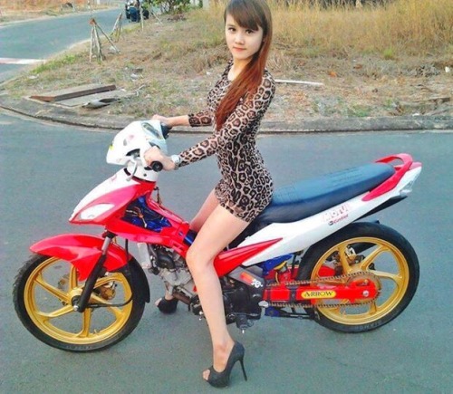 Some more sexy Vietnamese Scooter chicks…