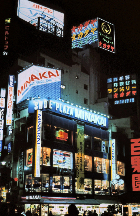 appbob:gm_02506 Shinjuku Lights, Tokyo 1985 by CanadaGood on Flickr.