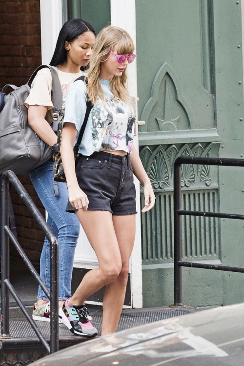  Taylor Swift leaving her apartment at NYC 