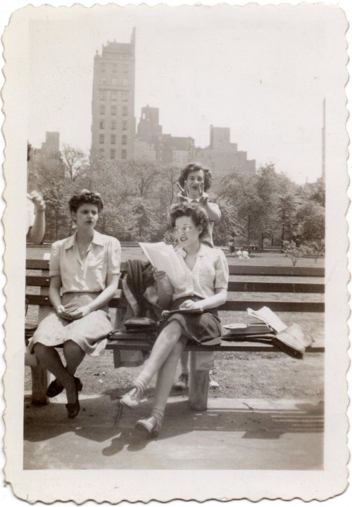 fifties-sixties-everyday-life:Central Park, New York, 1940s.