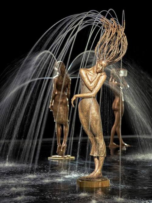 immensities:Water Sculptures by German artist Malgorzata Chodakowska