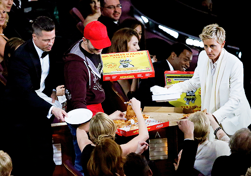 delevingned-deactivated20151023:Ellen DeGeneres shares some pizza with Brad Pitt and Meryl Streep du