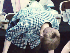 jonginnies:  the way Yixing bows to the fans tho lol 