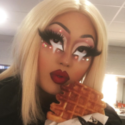 notlostonanadventure:  Is that Sharon as Jeffree Star?