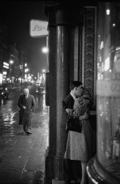 history-inpictures: A rainy night in Oxford Street, London, 1960