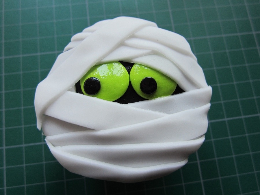 thecakebar:  Gorgeous Halloween Fondant Cupcakes 