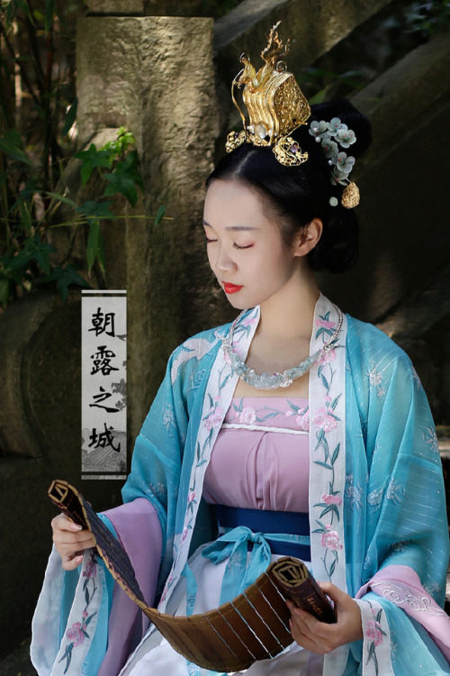 Traditional Chinese hanfu by 朝露之城