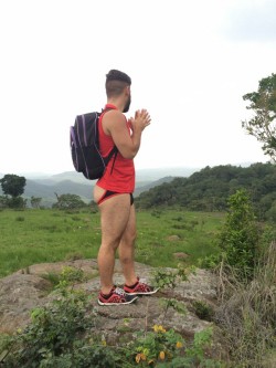 willcub:What a view!  Jed playing “King of the Rock” and showing off the merch while doing it.  