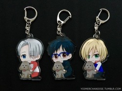 yoimerchandise: YOI x Gyugyutto Acrylic Key Holders Original Release Date:January 2017 Featured Characters (4 Total):Viktor, Makkachin, Yuuri, Yuri Highlights:Makkachin sits obediently with his family while they’re in warm-up gear. The tiny skates are