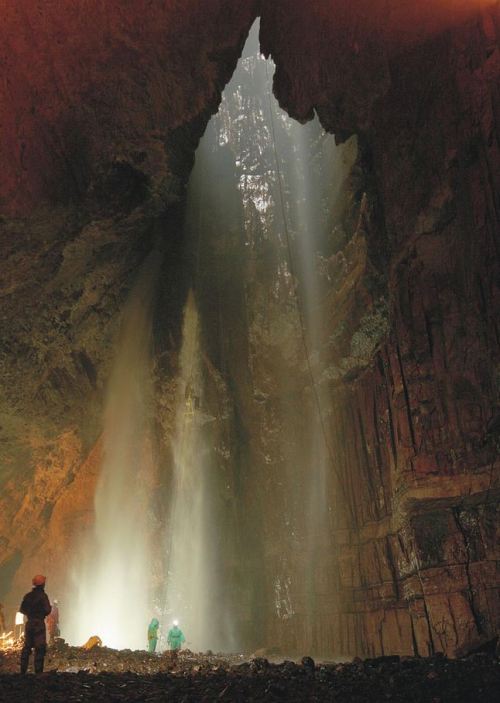Cavers in the Main Chamber of Gaping Gill, North Yorkshire / England (by Brendan Marris).