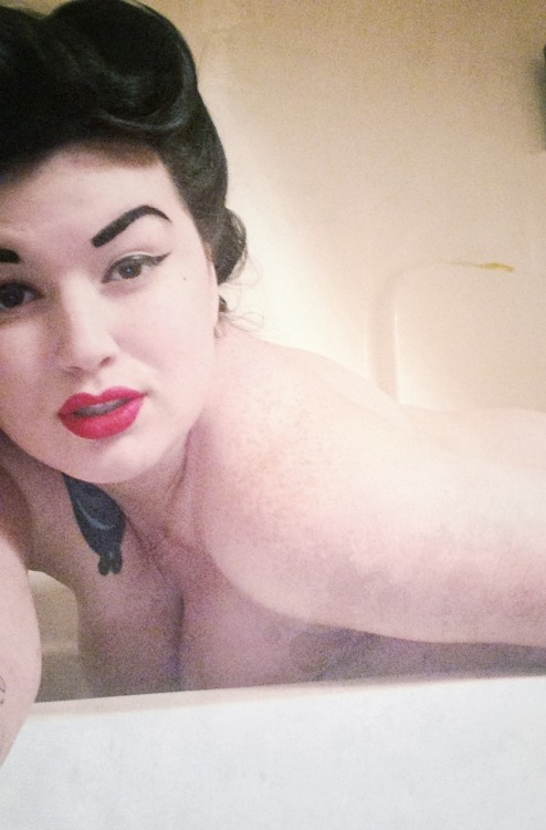 burlesquemermaids:Was finally brave enough to do this.