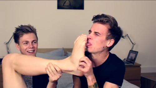 Caspar Lee’s big size 13 feet