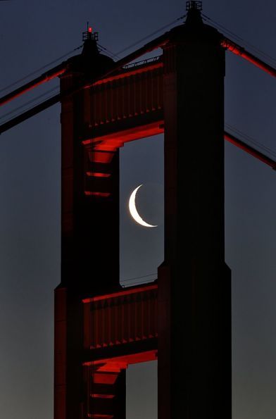 dontcallmebetty:  (via The Golden Gate Bridge south tower framed the morning crescent shaped moon pe