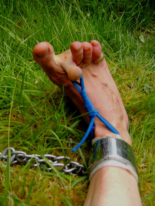 Hogtied Toes.A simple tension-tie of the toes allows to stretch the soles like drum pads. Every step