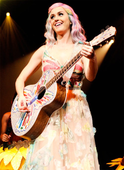 iheartkatyperry:  The Prismatic World Tour