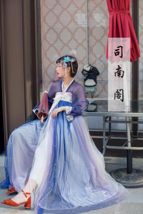 Traditional Chinese hanfu by 司南阁