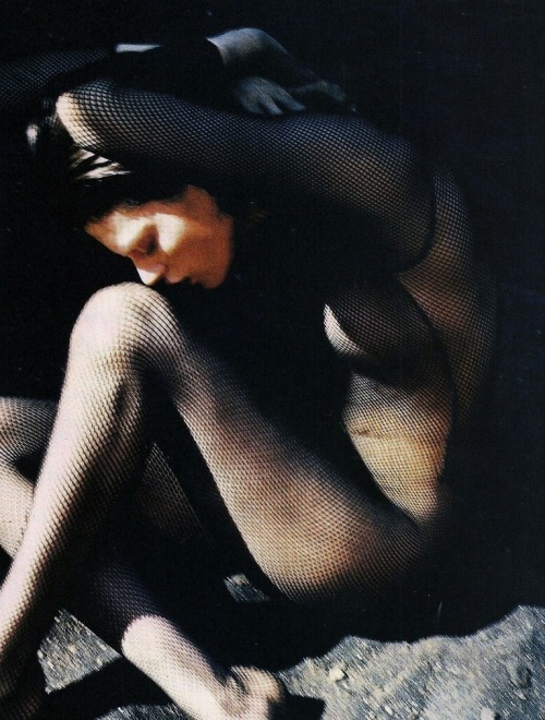 mariacarlabosscono:Kirsten McMenamy photographed by Javier Vallhonrat for Vogue Italia April 1990