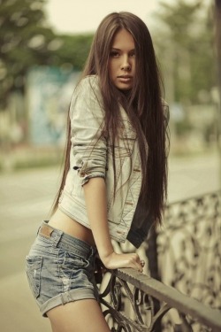 amazinglonghair:  Follow if you love her hair!!