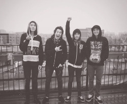 piercetheamazingsirens:  p-t-vic:  sleepingwithsirens54321: