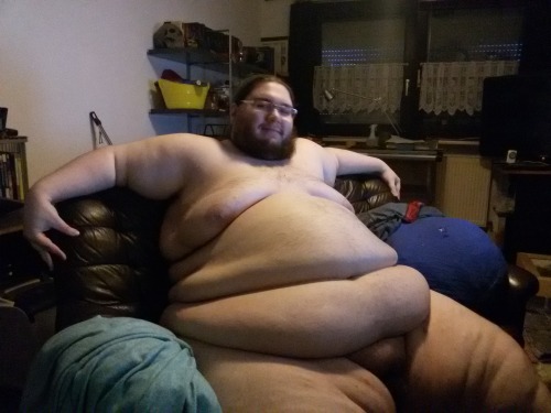 My girlfriend said i shoud show my current weight gain results. My biggest fat roll is getting massive!She needs your help to get me even bigger!