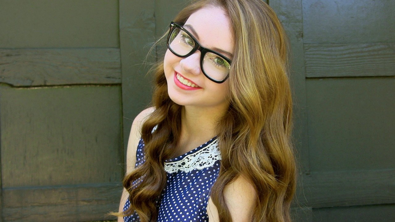 sexynerdpics:  pretty-babez:  Meredith Foster  Pretty in glasses