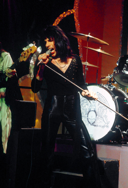 fuckyeahmercury:Freddie Mercury performing ‘Seven Seas of Rhye’ with Queen on Top Of The Pops – 1974