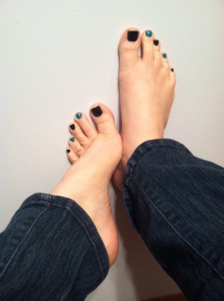 kissabletoes:  It’s a jeans &amp; bare feet kind of day! ❄️