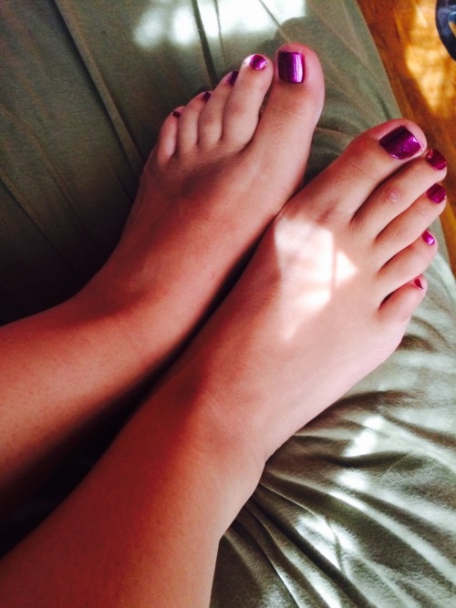 bongxbeauty: Just painted my toes! Love this color