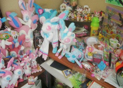 so today i’m going to stop being lazy and clean up my desk dsghasd i’m going to reorganize my sylveon shit and update my collection website 