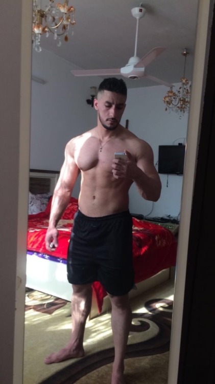 arabfitnessgods - Spotted a sexy hunk.I would like to lick...