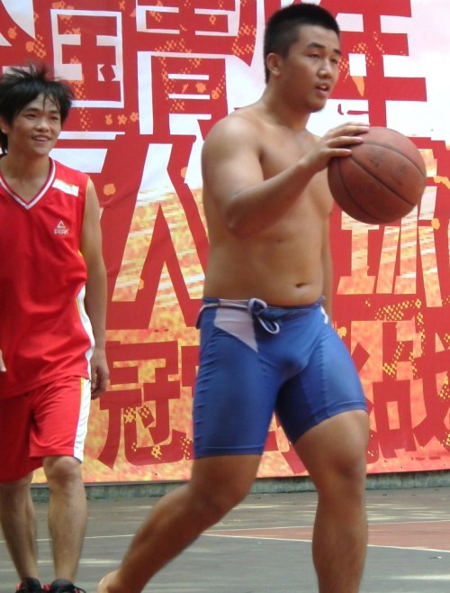monkbear110: liekdance: Sexy Basketball Player’s Bulge バスケ・・・かと思ったら、ドッジボール？がちむちなガタイにぴちぱんもっこり