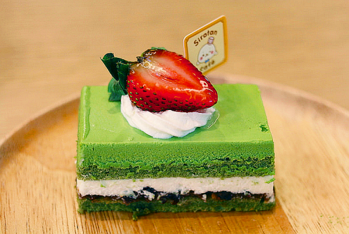 teacya: rainingteadrops: Green Tea Matcha Red Bean Cake (by LifeInMiniature) on flickr 色鮮や
