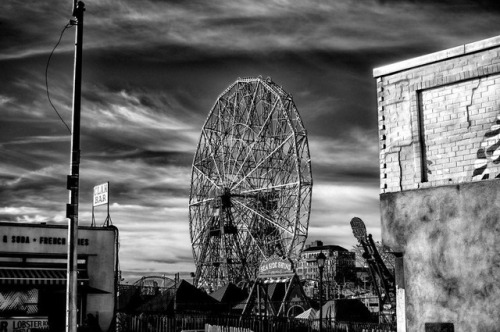 peterclassen:SkyRoller-Coney Island. . . #newyork #nikon #nyc #nycphotography #coneyisland #coneyislandbeach #ferriswheel #photos #bnw #bnwphotography #cityscape #cityscene #newyorkcity #brooklyn