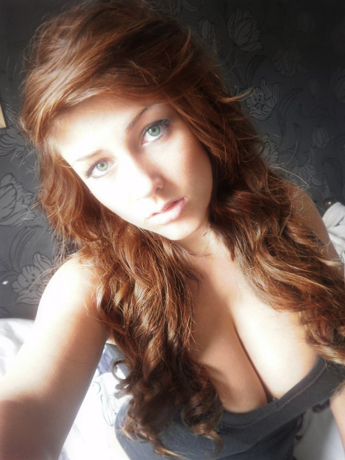 cleavage:  (via Pinup Of The Day : Lumiere Naturelle » Pingouin Grincheux) 