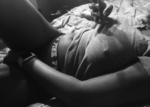 our-fireanddesire: Watching her body while she scrolls  Wifey already,