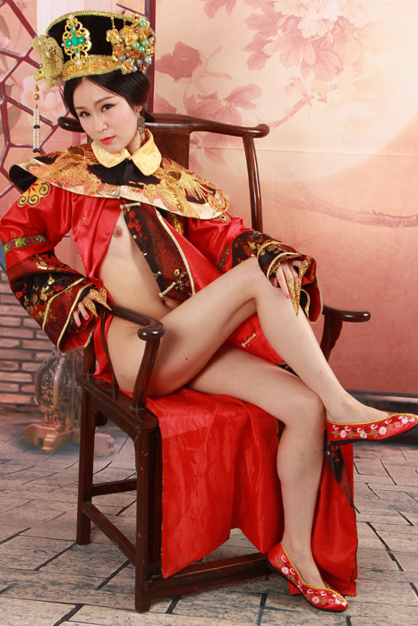 eroticfiona:flat chested chick model in ancient China costume