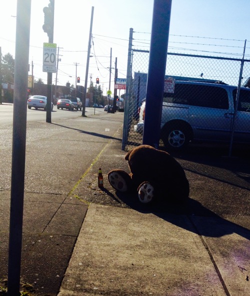 sadstuffonthestreet:  Just can’t bear it anymore. Found by Andi Reynolds  Lol