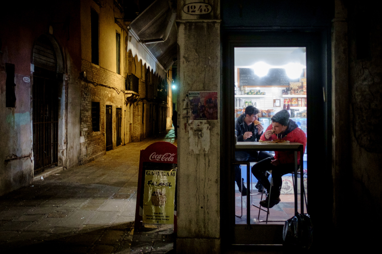 Munchies
Fujifilm X-Pro1 - XF18
Snapped in Venice, Italy
More about Street Photography at www.streethunters.net
#StreetPhotography #streethunters #Venice #Italy #FujifilmXPro1 #Xpro1 #XF18 #streetpics