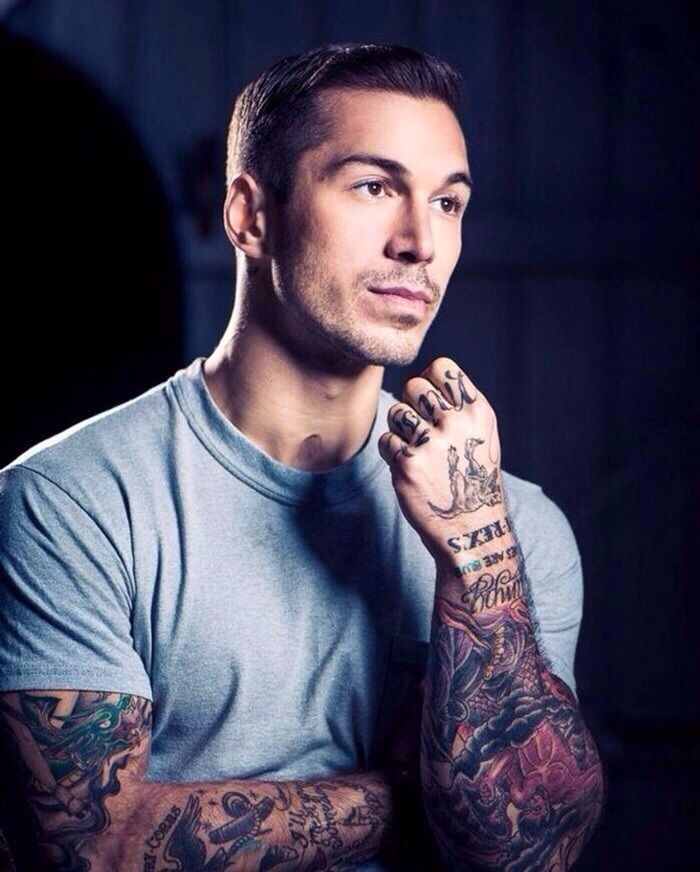 peterluvr:bowdog:  Alex Minsky   Peterluvr.tumblr.com is a great page to follow if