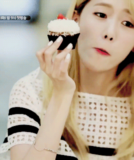seohyun: yoona + cupcake