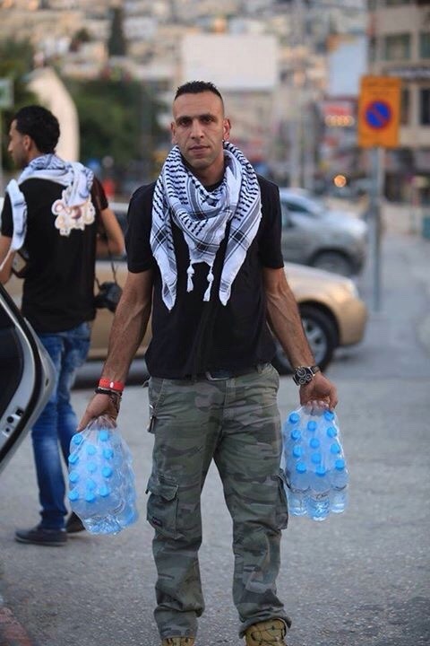 baldryangosling: ya5ti: frompalestinewithlove: Palestinian Christians distribute water to Palestinia