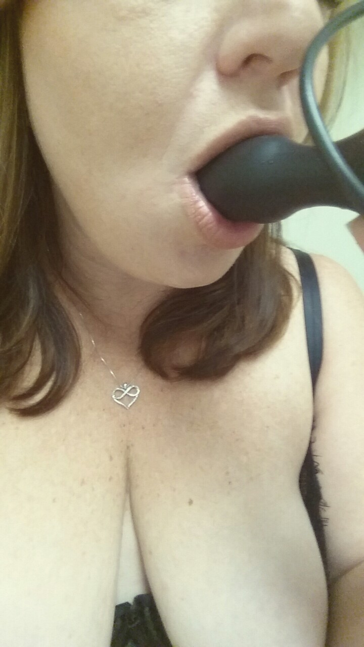 kittykunt420:  kittykunt420:Wore my vibrating plug in my pussy at work today. I was