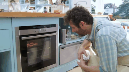 Celebrity Bake Off With Michael Sheen And His HANDS