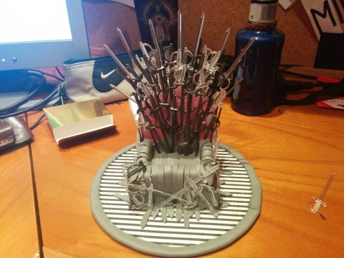 merichuel: So… I dediced to make a mini iron throne for my mobile phone. A couple of hours, l