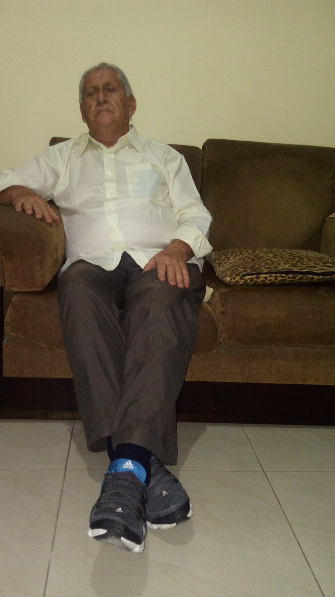 medaspene22:  silverbadbear:Nice grandpa  Muy rico
