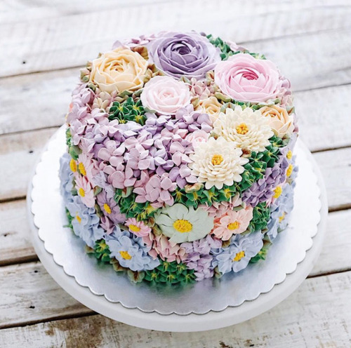 mayahan:Blooming Flower Cakes To Celebrate The Return Of Spring I love these @dharuadhmacha! The unicorn cake!!! 😍 I would totes make that for you homie!!!